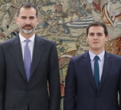 Don Felipe junto al representante de Ciudadanos-Partido de la Ciudadanía, Albert Rivera Díaz