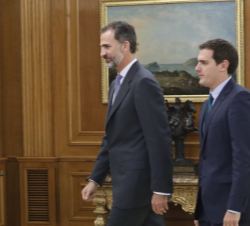 Su Majestad el Rey se dirige a su despacho con el representante de Ciudadanos-Partido de la Ciudadanía