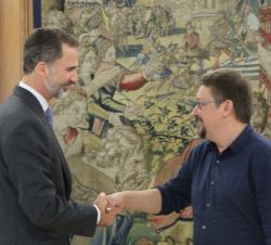 Su Majestad el Rey recibe el saludo del representante de En Comú Podem-Guayem el Canvi, Francesc Xavier Domènech Sampere