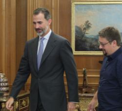 Su Majestad el Rey se dirige a su despacho con el representante de En Comú Podem-Guayem el Canvi