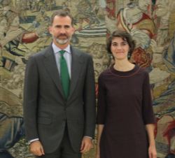 Don Felipe junto a María Rosa Martínez Rodríguez, representante de EQUO