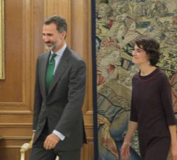 Su Majestad el Rey se dirige a su despacho con la representante de EQUO