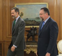 Su Majestad el Rey se dirige a su despacho con el representante de Foro de Ciudadanos