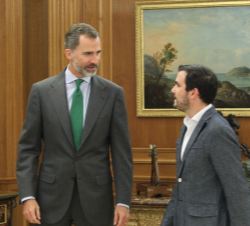 Su Majestad el Rey se dirige a su despacho con el representante de Izquierda Unida