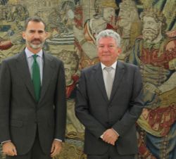 Don Felipe junto a Pedro Quevedo Iturbe, representante de Nueva Canarias - NCa