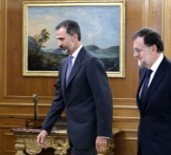 Su Majestad el Rey se dirige a su despacho con el representante del Partido Popular 