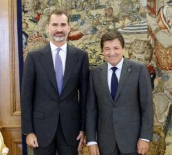 Don Felipe junto al representante del Partido Socialista Obrero Español, Javier Fernández Fernández