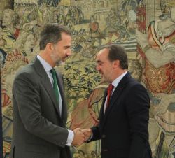 Su Majestad el Rey recibe el saludo de Javier Esparza Abaurrea, representante de Unión del Pueblo Navarro