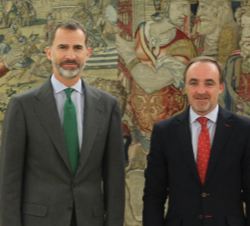 Don Felipe junto a Javier Esparza Abaurrea, representante de Unión del Pueblo Navarro