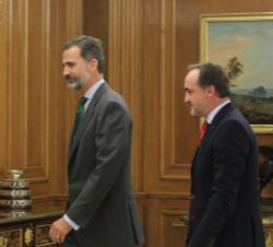 Su Majestad el Rey se dirige a su despacho con el representante de Unión del Pueblo Navarro