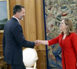 Su Majestad el Rey recibe el saludo de la presidenta del Congreso de los Diputados, Ana María Pastor