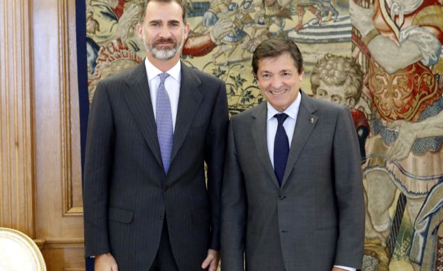 Don Felipe junto al representante del Partido Socialista Obrero Español, Javier Fernández Fernández