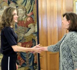 Su Majestad la Reina recibe el saludo de la presidenta de la Asociación de Afectados por Cáncer de Ovario, Rosario Hierro