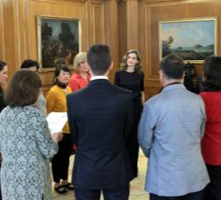 Su Majestad la Reina durante la audiencia a una representación de la Asociación de Afectados por Cáncer de Ovario