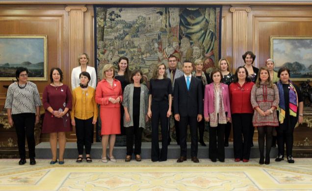 Fotografía de grupo de Su Majestad la Reina con una representación de la Asociación de Afectados por Cáncer de Ovario