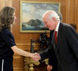 Su Majestad la Reina recibe el saludo del vicepresidente ejecutivo de Fundación Telefónica, Emilio Gilolmo