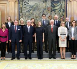 Fotografía de grupo de Su Majestad la Reina con una representación de los organizadores del proyecto “XLDesafío. Educación, futuro y tecnología&