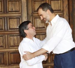 Su Majestad el Rey recibe el saludo del presidente del Banco Internacional de Desarrollo, Luis Alberto Moreno
