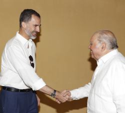 Su Majestad el Rey recibe el saludo del ex secretario general Iberoamericano, Enrique V. Iglesias, a su llegada al Centro de Formación de la Cooperaci