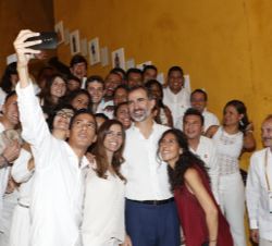 Su Majestad el Rey con un grupo de jovenes de la AECID tras la entrega del Premio Enrique V. Iglesias al Desarrollo del Espacio Empresarial Iberoameri