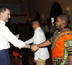 Su Majestad el Rey recibe el saludo de uno de los jóvenes emprendedores universitarios iberoamericanos participantes en el Manifiesto de Cotec