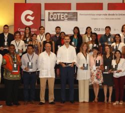 Fotografía de grupo de Su Majestad el Rey con el ministro de Economía y Competitividad, la presidenta del Patronato de la Fundación Cotec y los jóvene