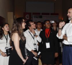 Su Majestad el Rey conversa con los jóvenes emprendedores universitarios iberoamericanos participantes en el Manifiesto de Cotec