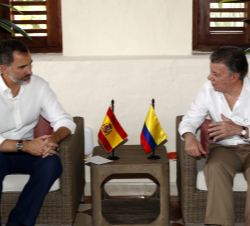 Su Majestad el Rey durante el encuentro con el Presidente de la República de Colombia, Juan Manuel Santos, en la Cancillería Colombiana