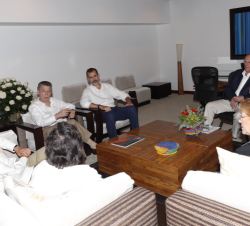Su Majestad el Rey durante el encuentro que mantuvo con los presidentes de Colombia, Chile, México, República Dominicana, Portugal y el presidente del