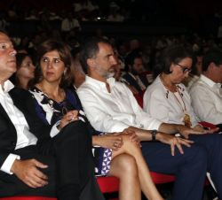 Su Majestad el Rey en primera fila de asientos durante las intervenciones de los presidente iberoamericanos en el XI Encuentro Empresarial Iberoameric