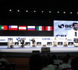 Vista general del escenario durante la intervención de Su Majestad el Rey en el XI Encuentro Empresarial Iberoamericano 