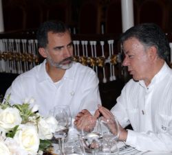 Su Majestad el Rey conversa con Presidente Juan Manuel Santos, durante la cena ofrecida por este en honor de los Jefes de Estado y de Gobierno asisten