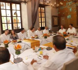 Su Majestad el Rey durante el desayuno de trabajo que ofreció a los presidentes de los países centroamericanos