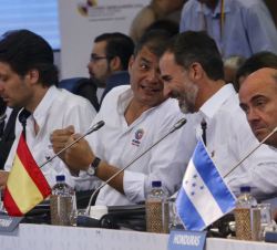 Su Majstad el Rey conversa con el Presidente de la República del Ecuador, Rafael Correa, momentos antes de que de comienzo la primera sesión de la XXV