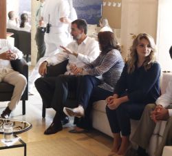 Su Majestad el Rey conversa con lo Jefes de Estado y de Gobierno asistentes a la Cumbre, durante la reunión inmediatamente después de la sesión inaugu