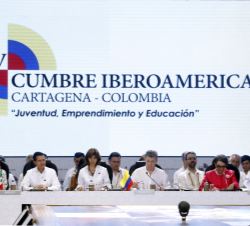 Vista general de la mesa presidencia durante la celebración de la primera sesión de la XXV Cumbre Iberoamericana