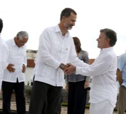 Su Majestad el Rey se despide del Presidente de Colombia, Juan Manuel Santos, tras la fotografía oficial de la XXV Cumbre Iberoamericana de Jefes de E