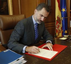 Su Majestad el Rey firma el Real Decreto con el nombramiento de Mariano Rajoy Brey como presidente del Gobierno
