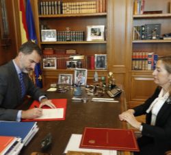 Su Majestad el Rey en presencia de la presidenta del Congreso de los Diputados firma el Real Decreto con el nombramiento de Mariano Rajoy Brey como pr