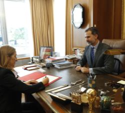 La presidenta del Congreso de los Diputados ante Su Majestad el Rey firma el Real Decreto con el nombramiento de Mariano Rajoy Brey como presidente de