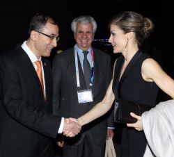 Su Majestad la Reina es recibida a su llegada por el presidente de la Unión Internacional Contra el Cáncer, Tezer Kutluk, en presencia del presidente 