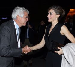 Doña Letizia recibe el saludo del presidente de la Asociación Española Contra el Cáncer, Ignacio Muñoz