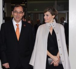 Doña Letizia, con el presidente de la Unión Internacional Contra el Cáncer, Tezer Kutluk
