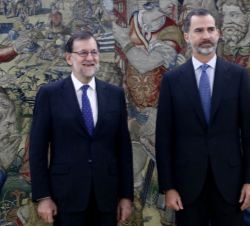 Su Majestad el Rey junto al presidente de Gobierno, Mariano Rajoy Brey tras jurar su cargo