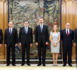 Fotografía de grupo de Su Majestad el Rey con el presidente del Gobierno, la presidenta del Congreso de los Diputados, el presidente del Senado, el pr
