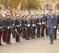 Su Majestad el Rey pasa revista a la fuerza