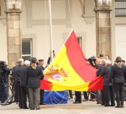 Momento del izado de la Enseña Nacional por un grupo de veteranos