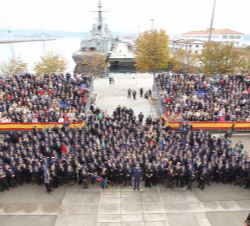 Fotografía de grupo de Su Majestad el Rey en la explanada central del Arsenal