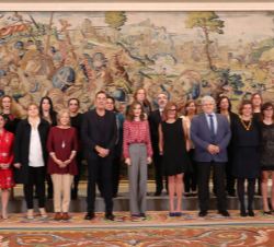 Doña Letizia junto a una representación de la revista "Mía" con ocasión de su 30º aniversario