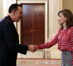 Su Majestad la Reina recibe el saludo del director de la revista "Mía", José María Fernández Bernabé-Pedrazuela